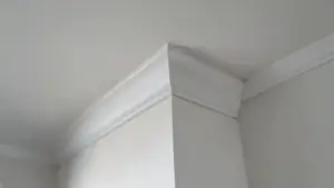 wykończenie między sufitem a ścianą